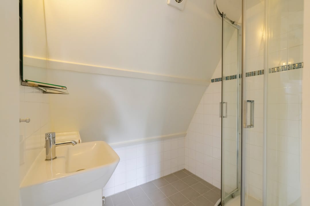 Characteristic upstairs apartment with views and potential in Bloemendaal center — 18