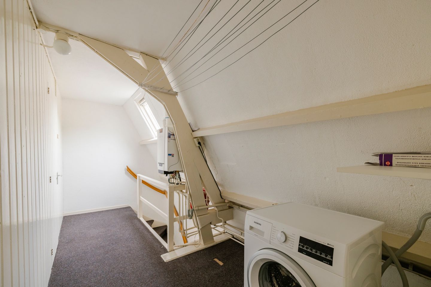 Characteristic upstairs apartment with views and potential in Bloemendaal center — 21