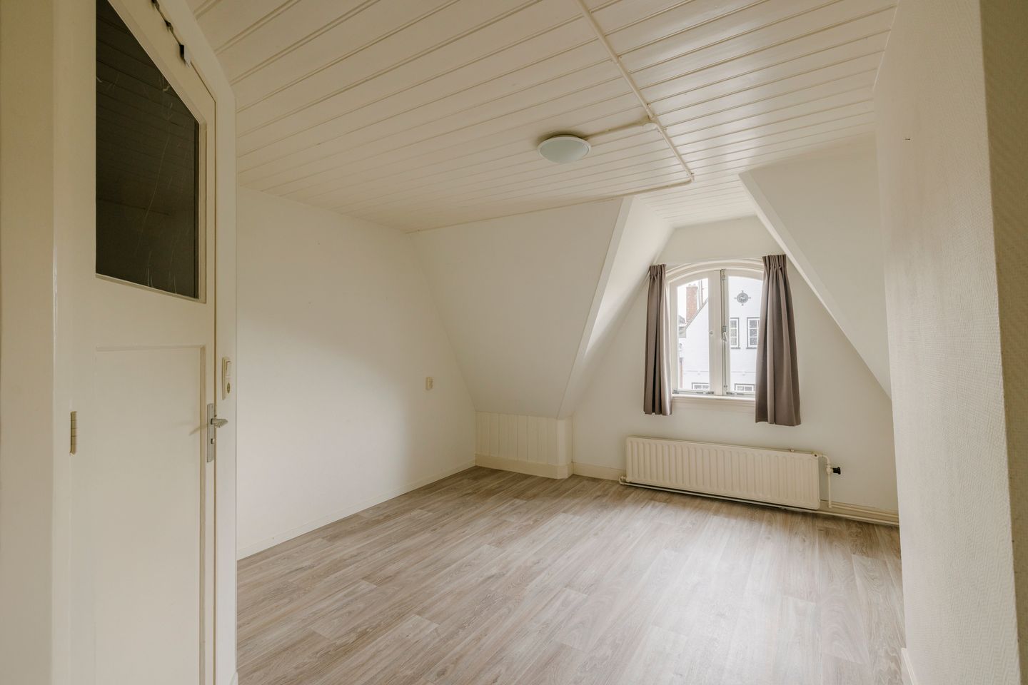 Characteristic upstairs apartment with views and potential in Bloemendaal center — 15
