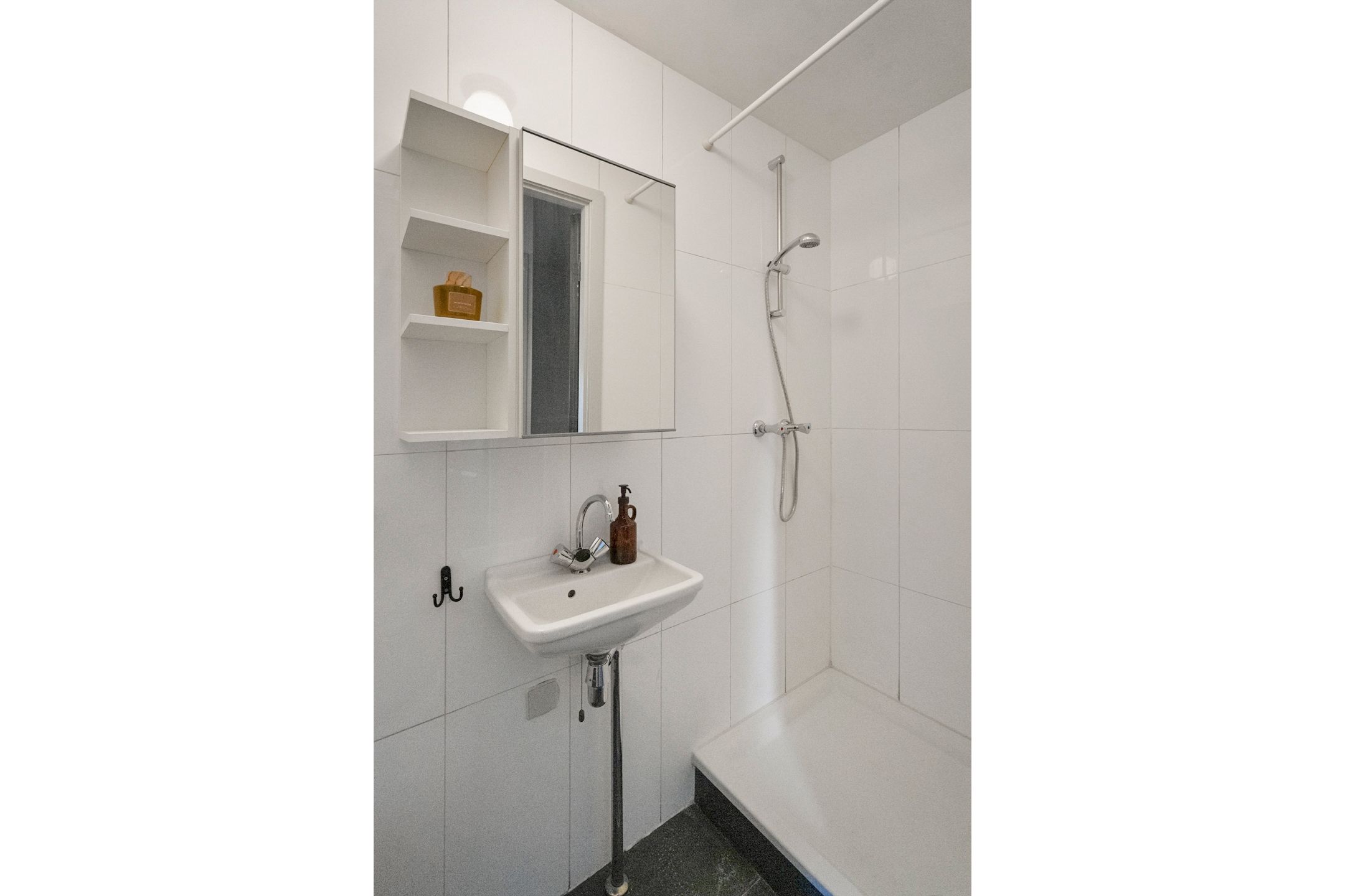 Photo 18 of Vrolikstraat 204-4