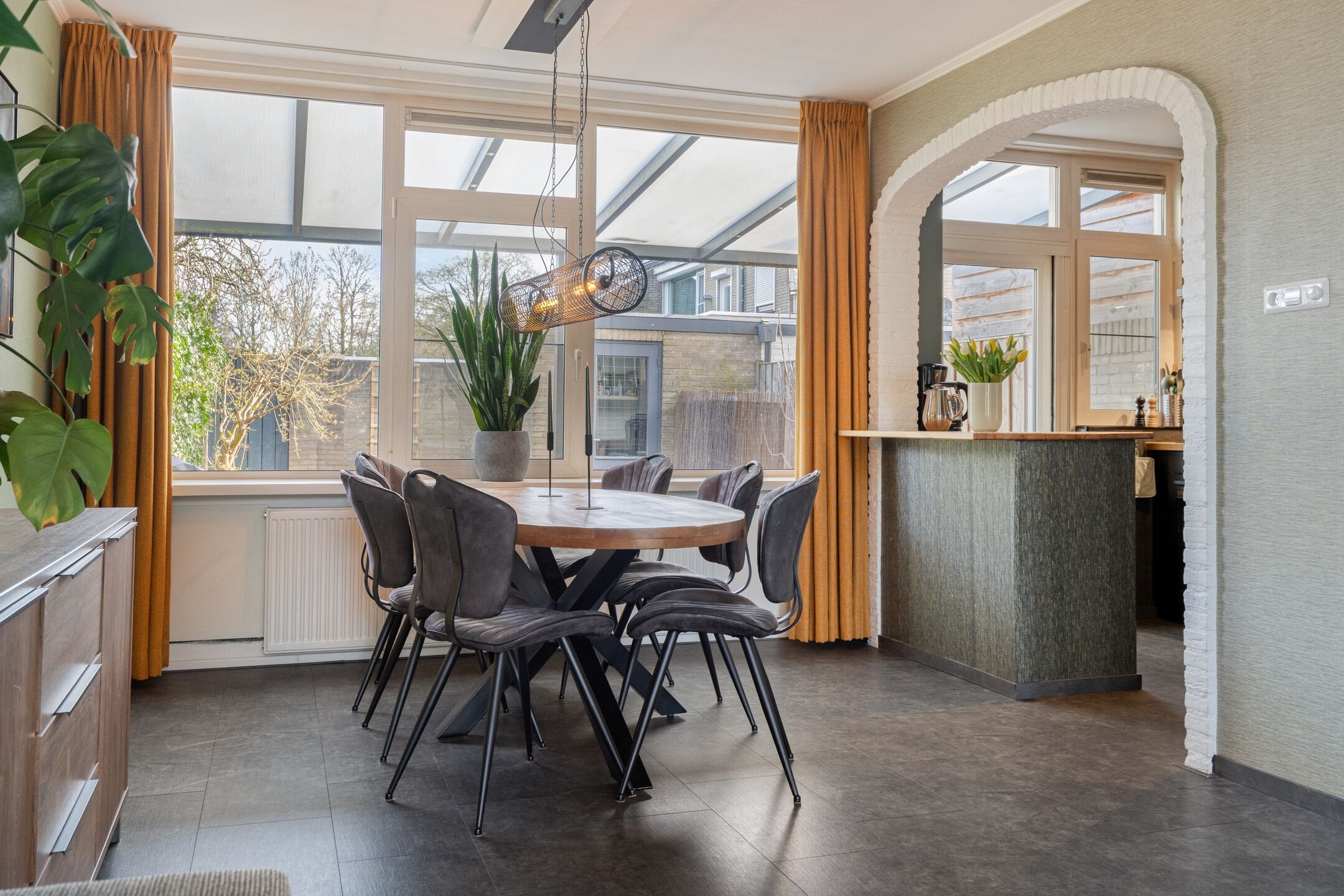 Spacious family home with sunny south facing garden and free view — 12