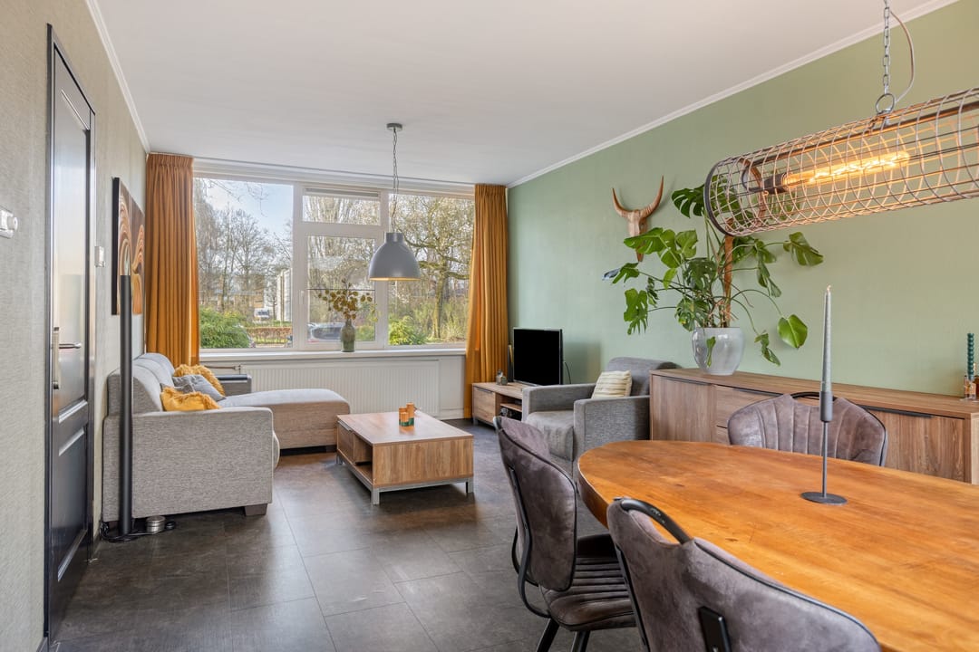 Spacious family home with sunny south facing garden and free view — 13