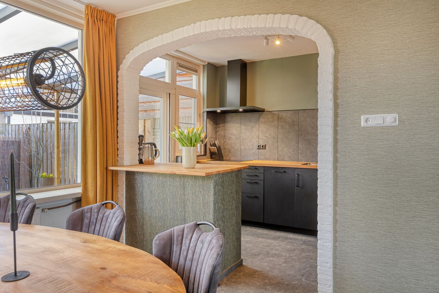 Spacious family home with sunny south facing garden and free view — 14