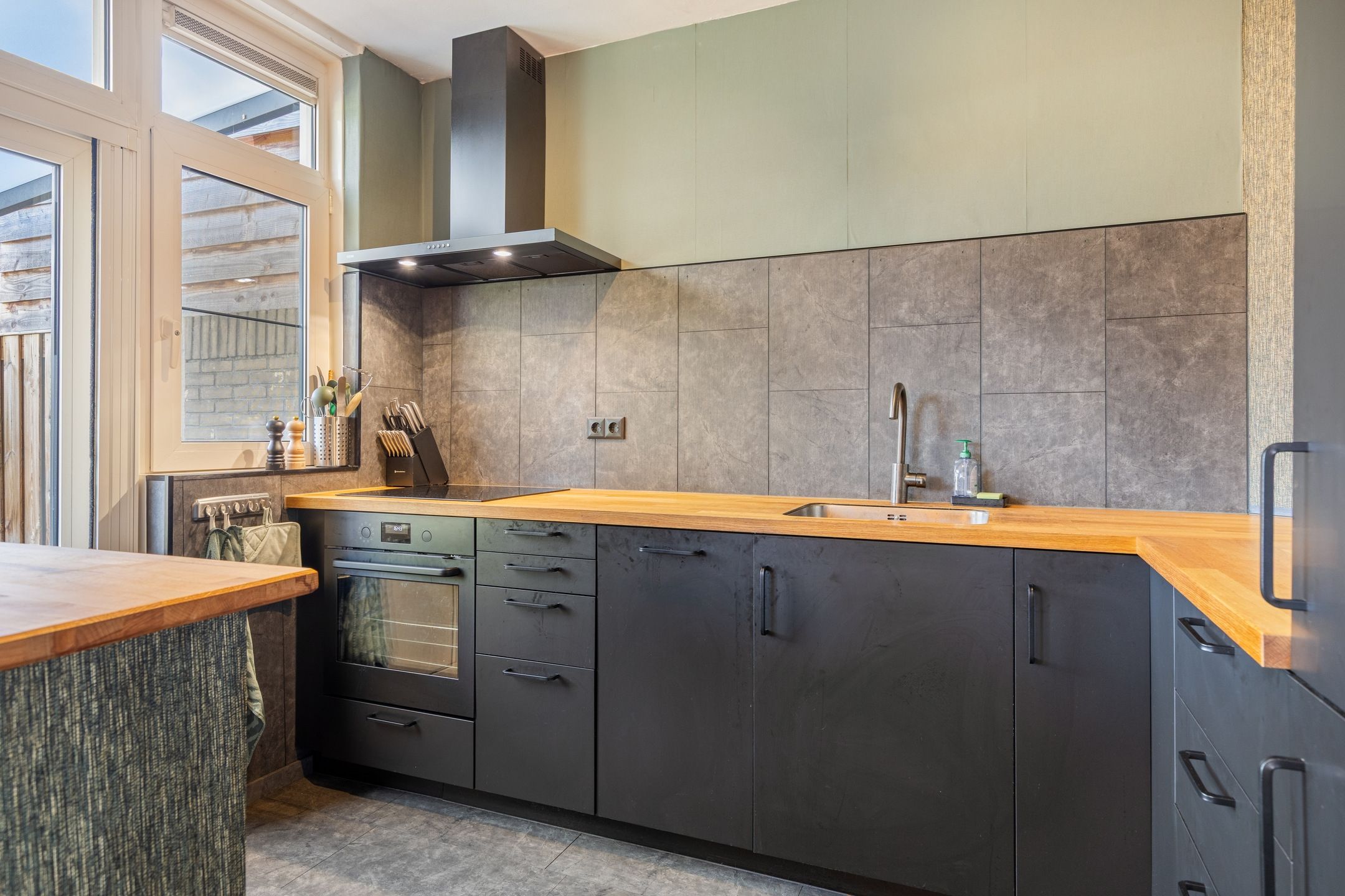 Spacious family home with sunny south facing garden and free view — 15