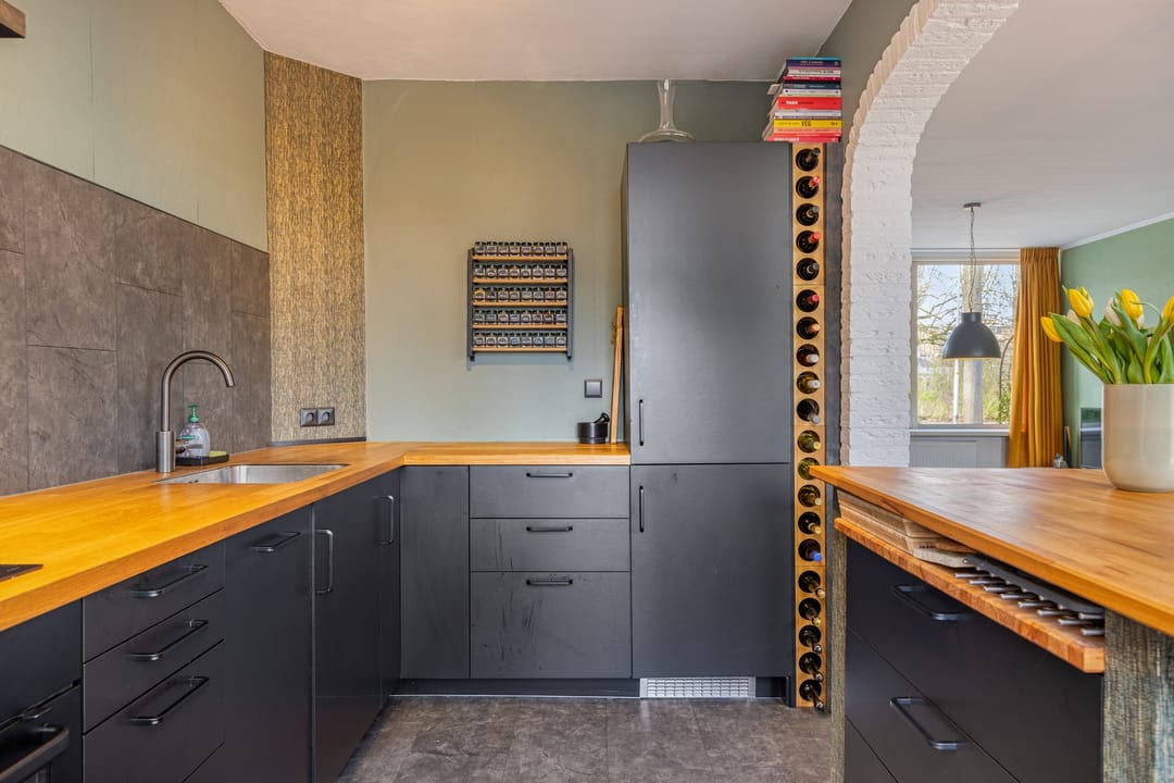 Spacious family home with sunny south facing garden and free view — 16
