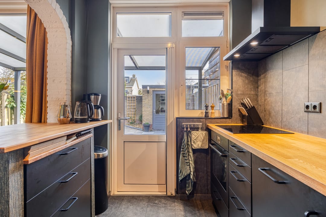 Spacious family home with sunny south facing garden and free view — 17
