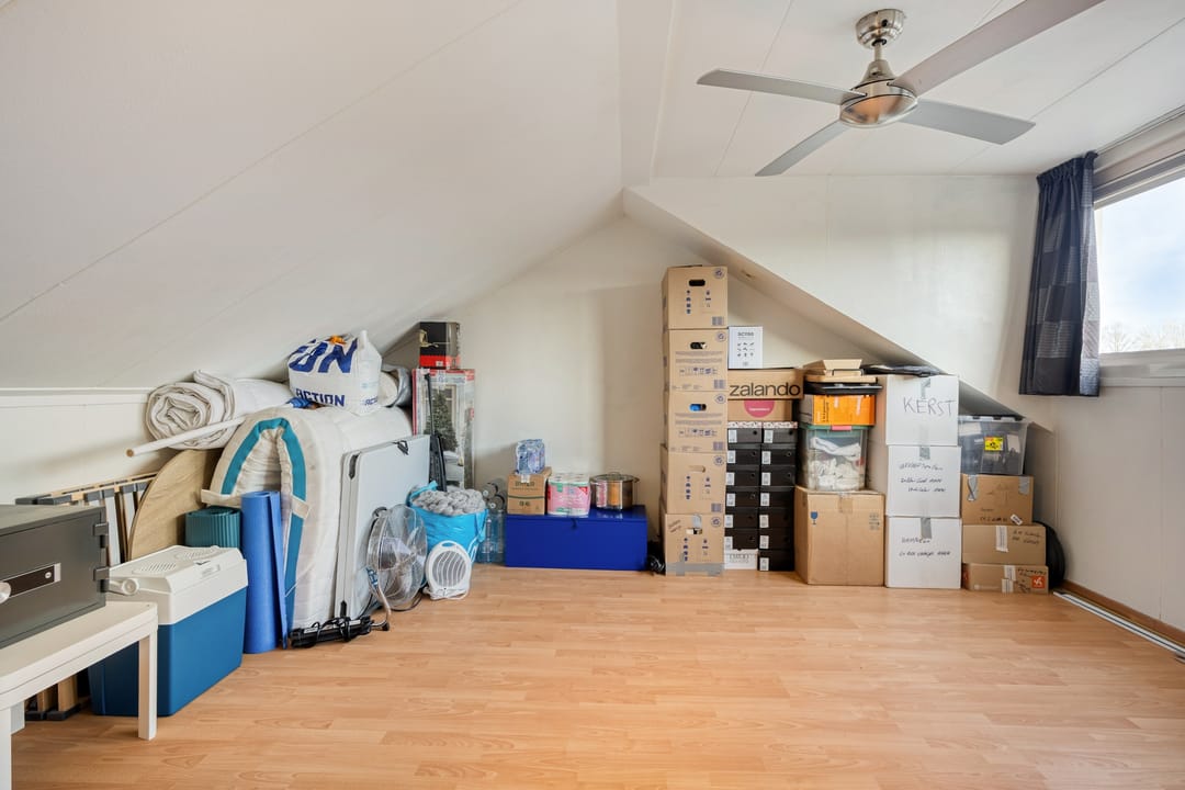 Spacious family home with sunny south facing garden and free view — 26