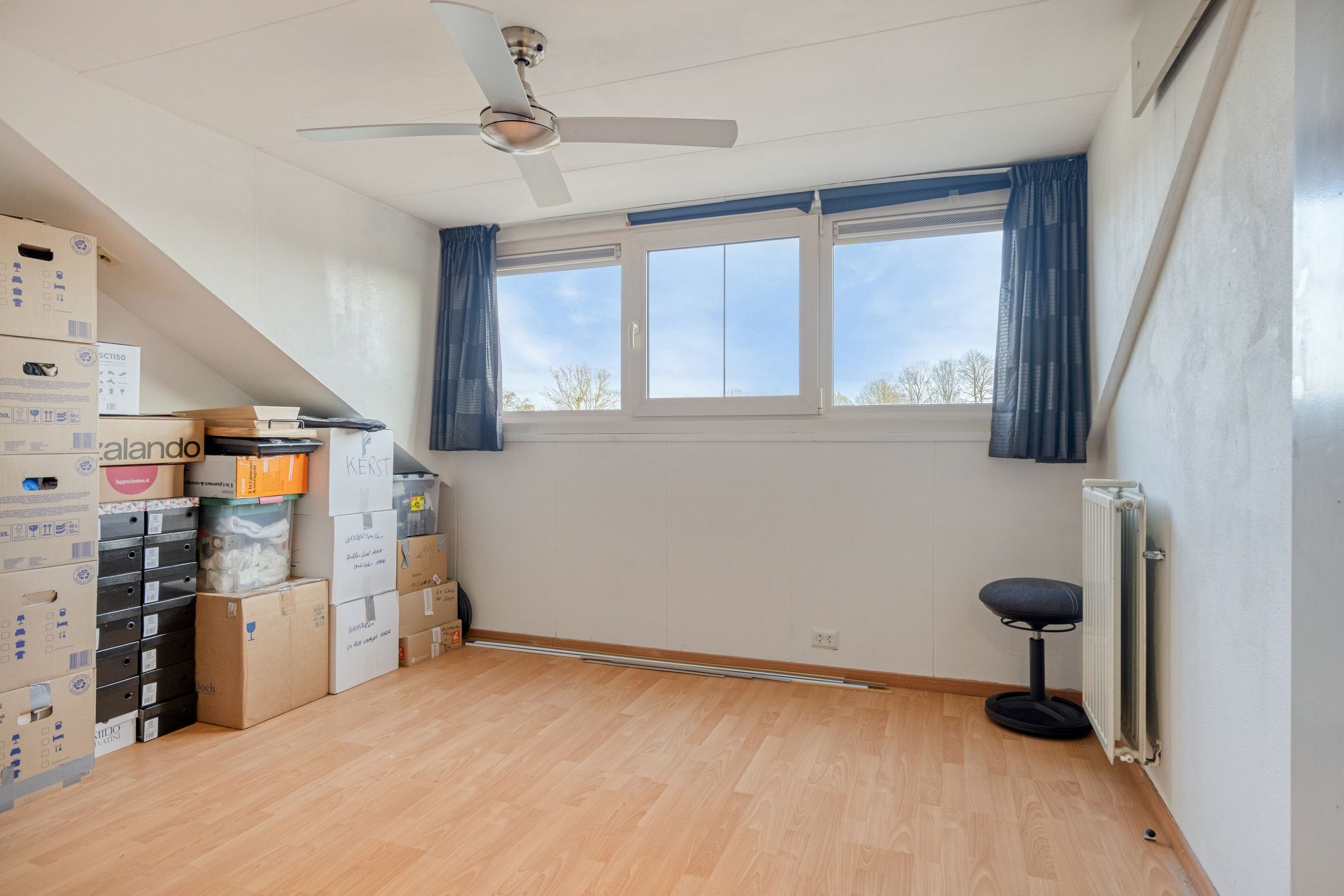 Spacious family home with sunny south facing garden and free view — 27