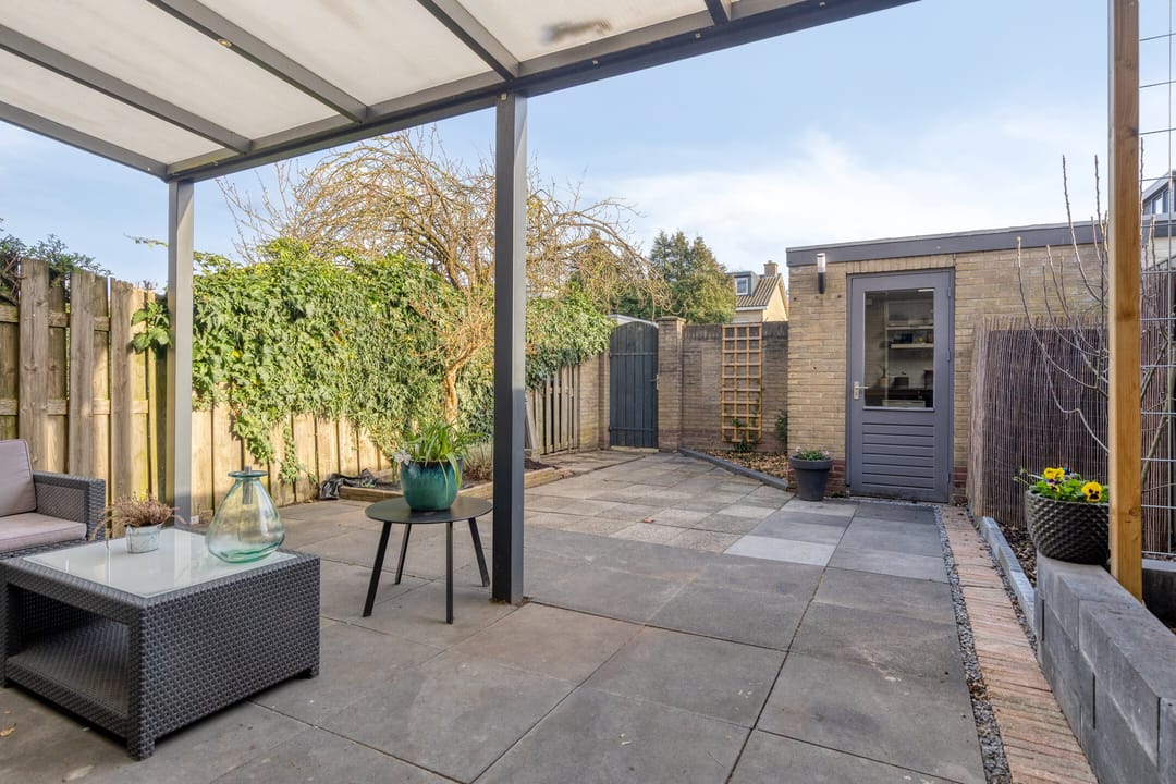Spacious family home with sunny south facing garden and free view — 28