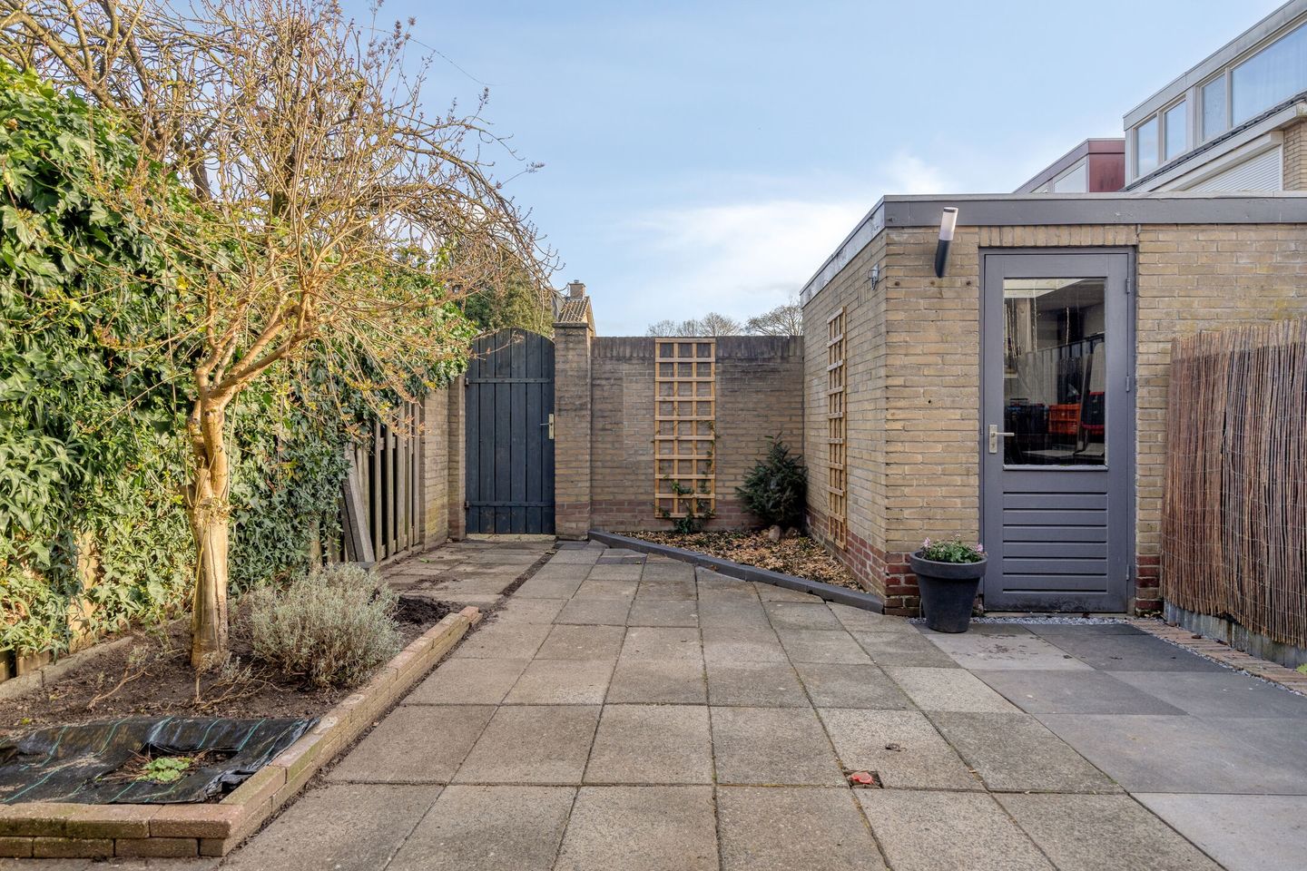 Spacious family home with sunny south facing garden and free view — 29