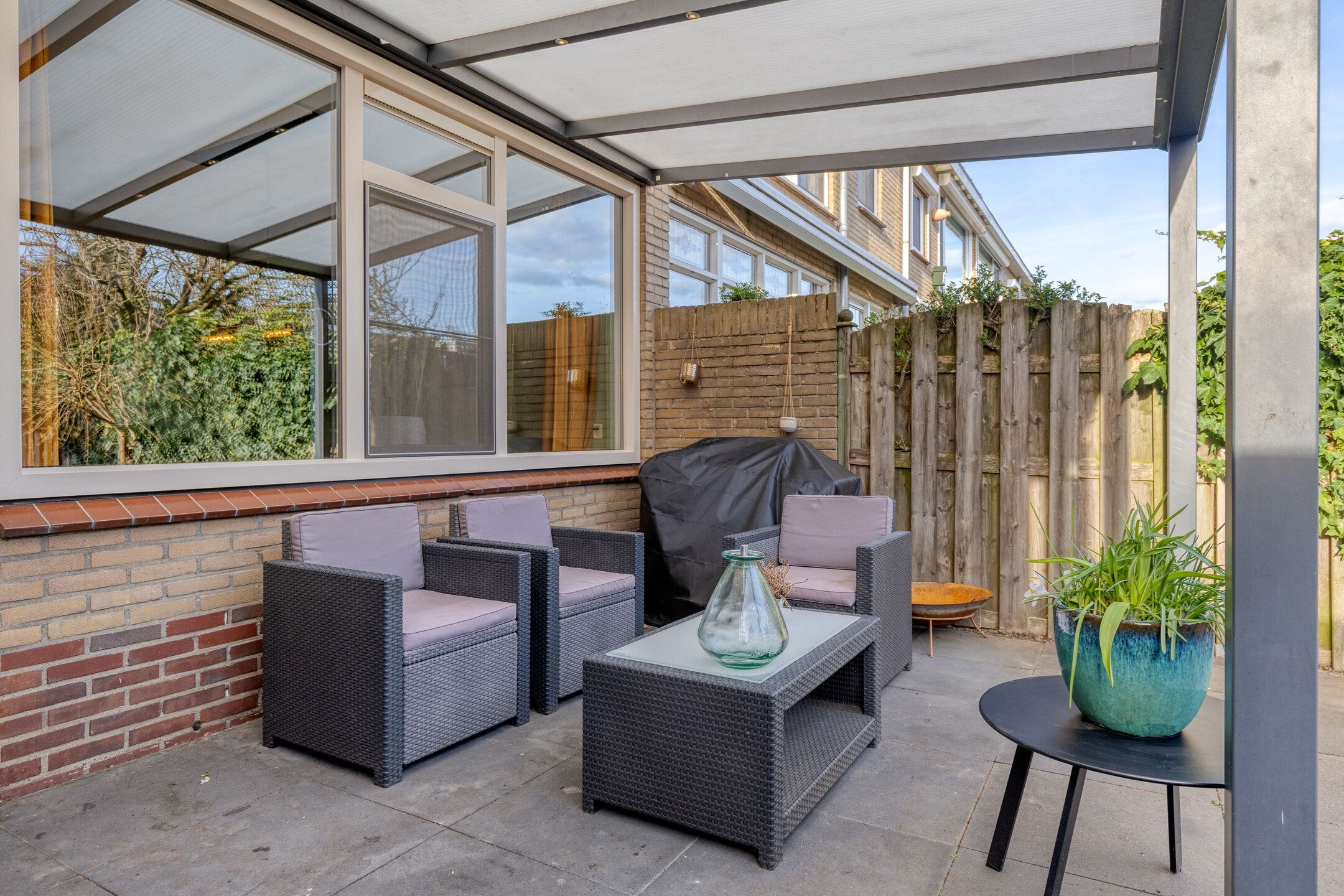 Spacious family home with sunny south facing garden and free view — 30