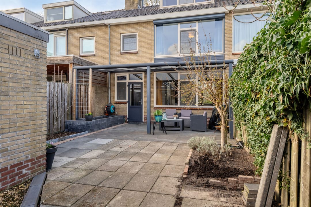 Spacious family home with sunny south facing garden and free view — 31