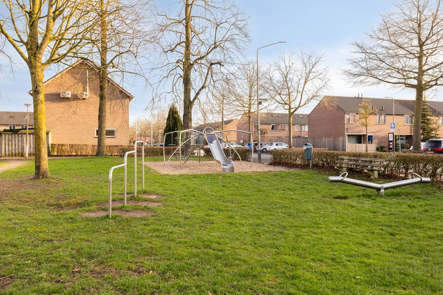 Spacious family home with sunny south facing garden and free view — 34