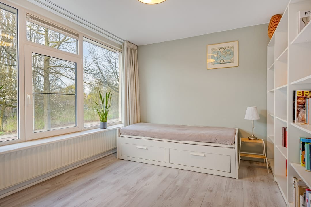 Spacious family home with sunny south facing garden and free view — 23