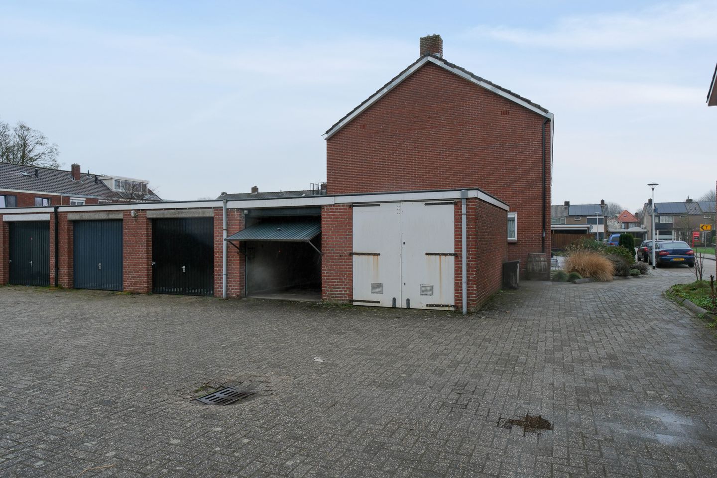 Charming corner home with garage and 4 bedrooms in Almelo — 18