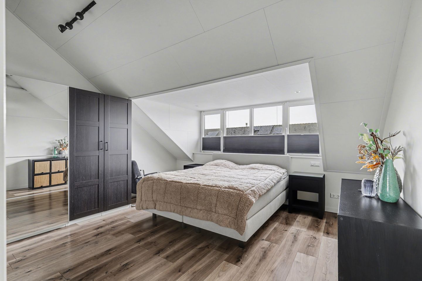 Modernized Corner Home with Latest Amenities in 's-Gravendeel — 35