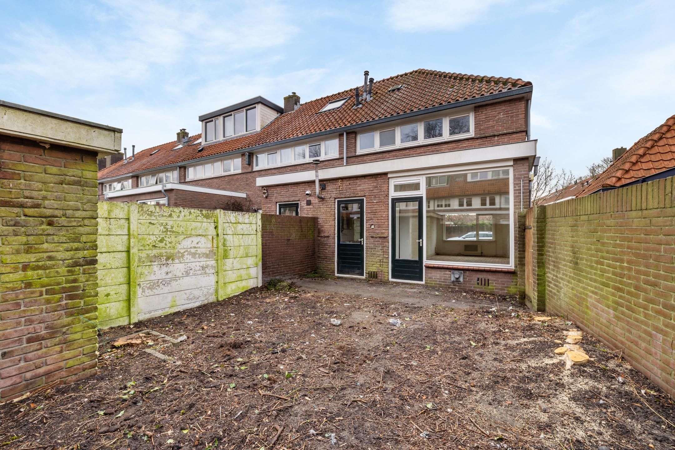 Characteristic corner house with garden in green Liebergen neighborhood — 22