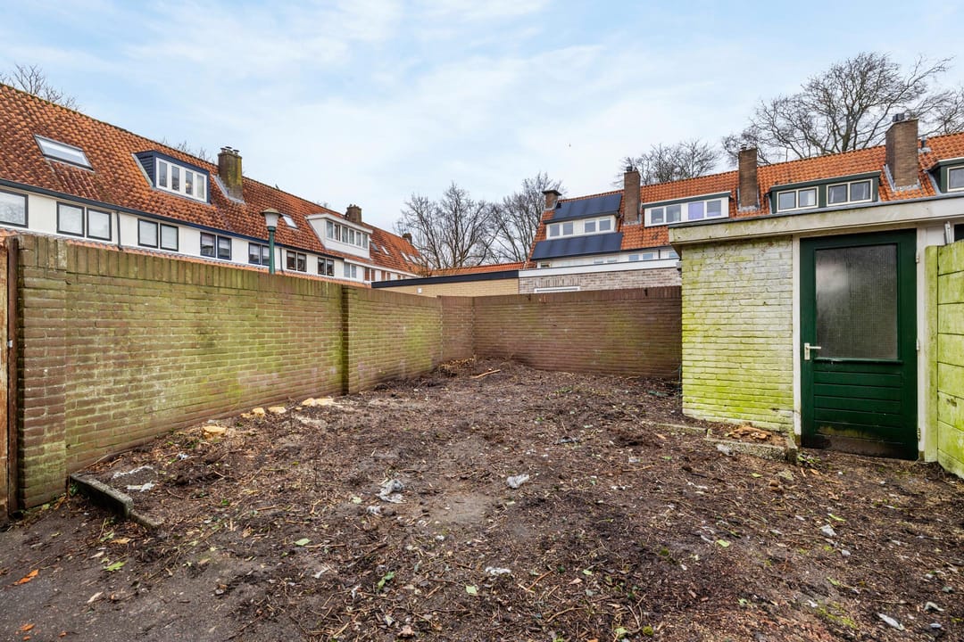 Characteristic corner house with garden in green Liebergen neighborhood — 21