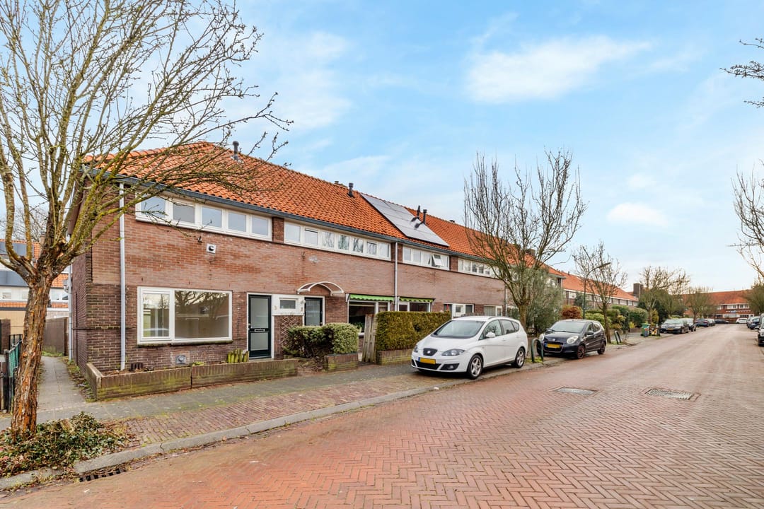 Characteristic corner house with garden in green Liebergen neighborhood — 24