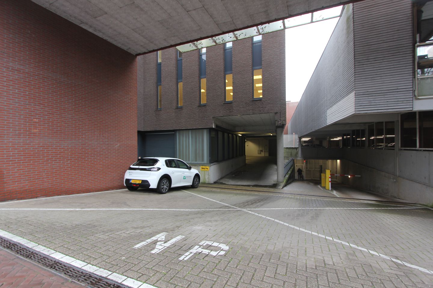 View photo 2 of Henk Schijvenaarstraat 1
