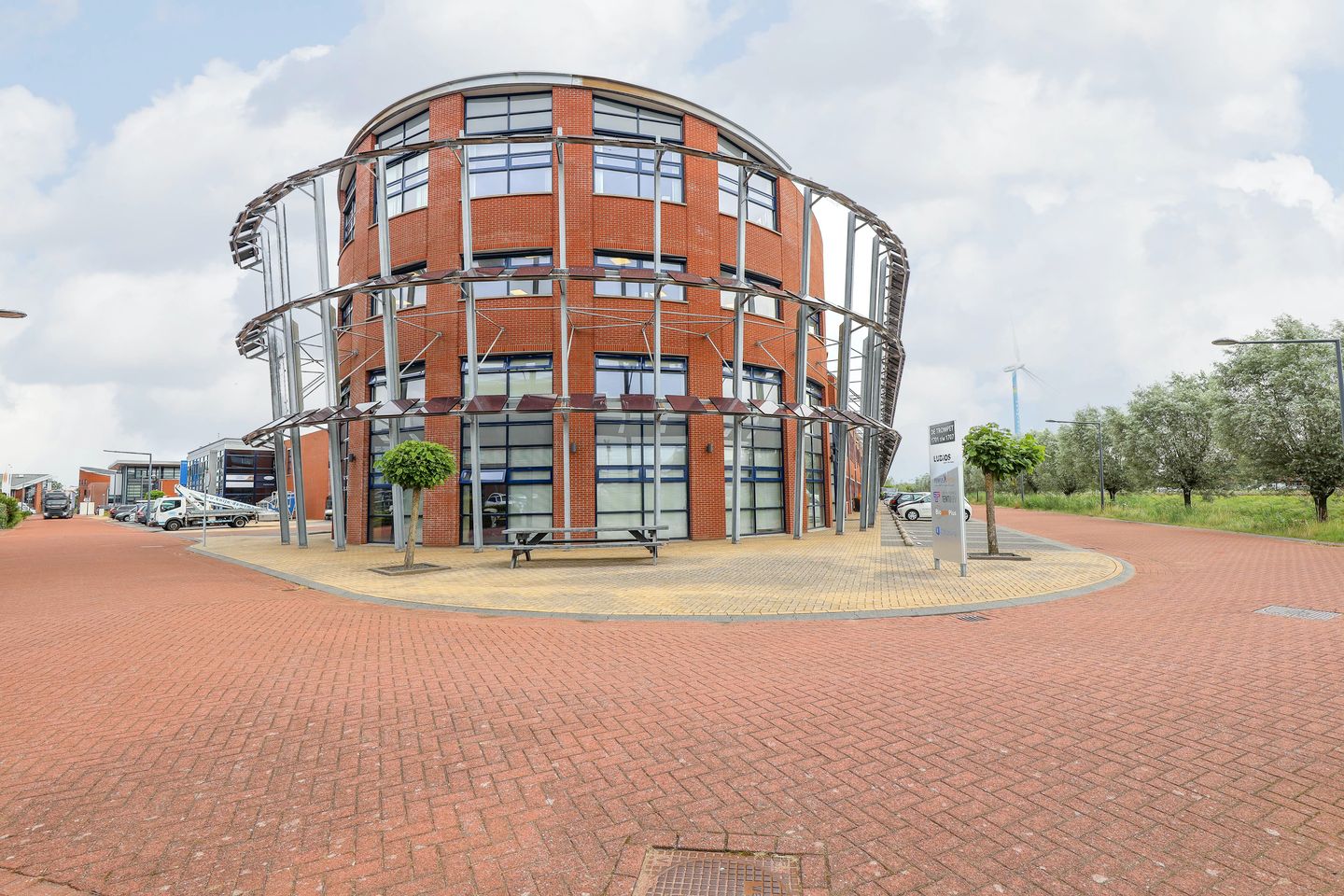 View photo 2 of De Trompet 1703