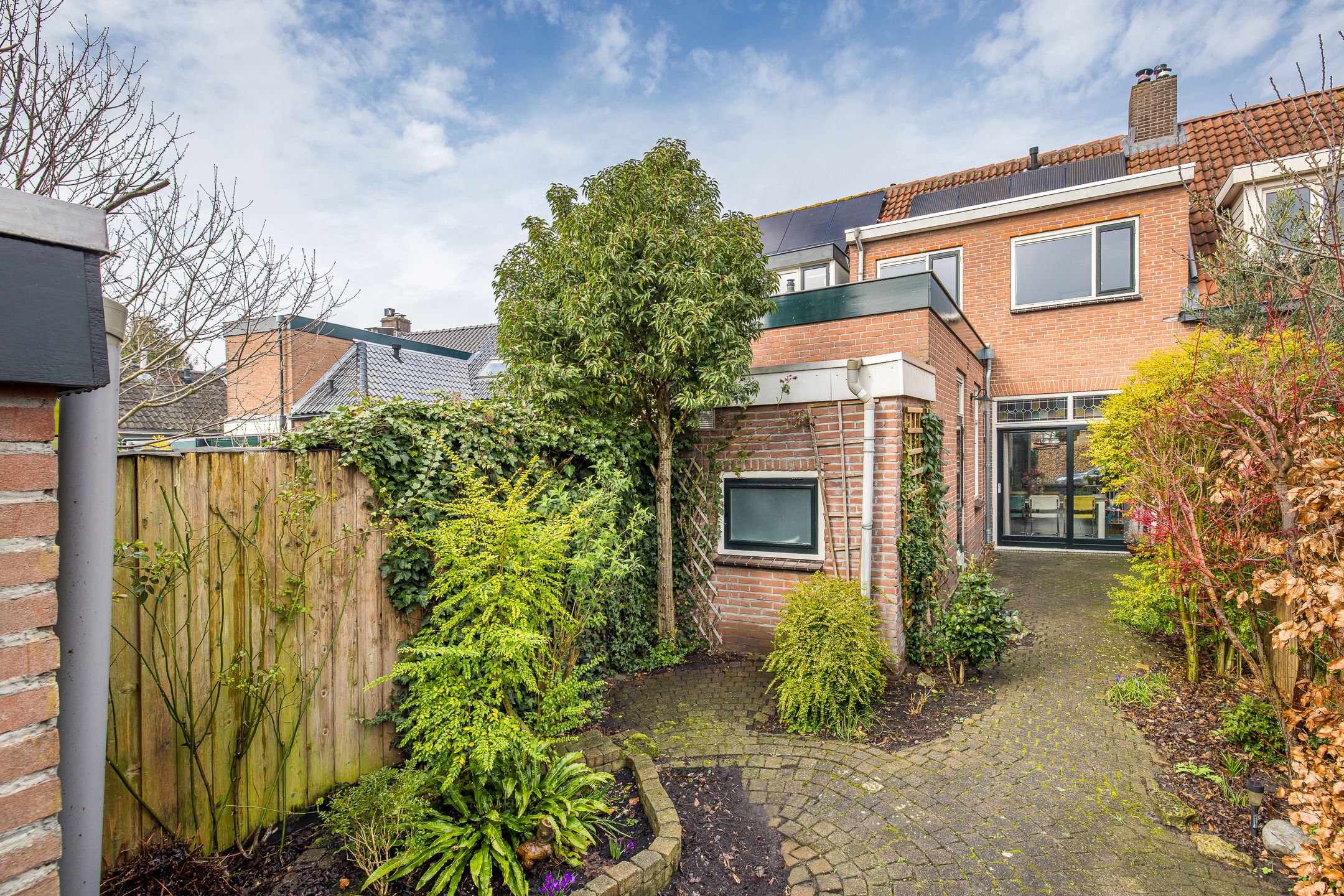 Charming Family Home in Elinkwijk with Garden Office — 41
