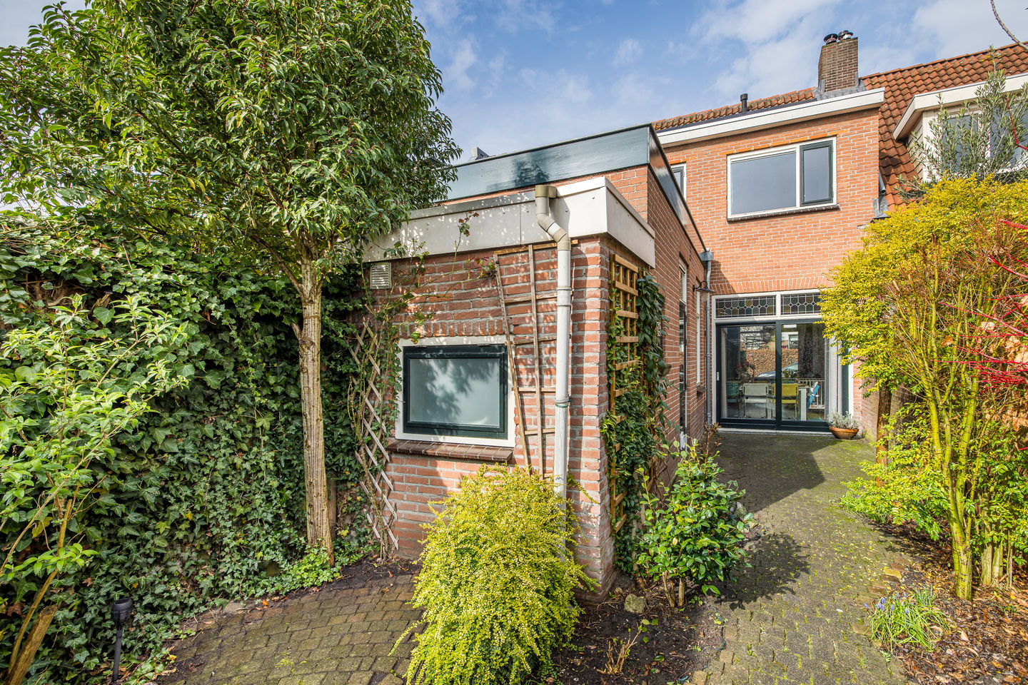 Charming Family Home in Elinkwijk with Garden Office — 45