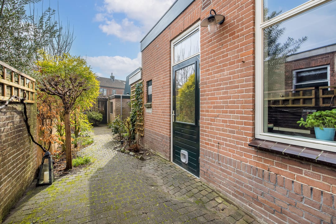 Charming Family Home in Elinkwijk with Garden Office — 48