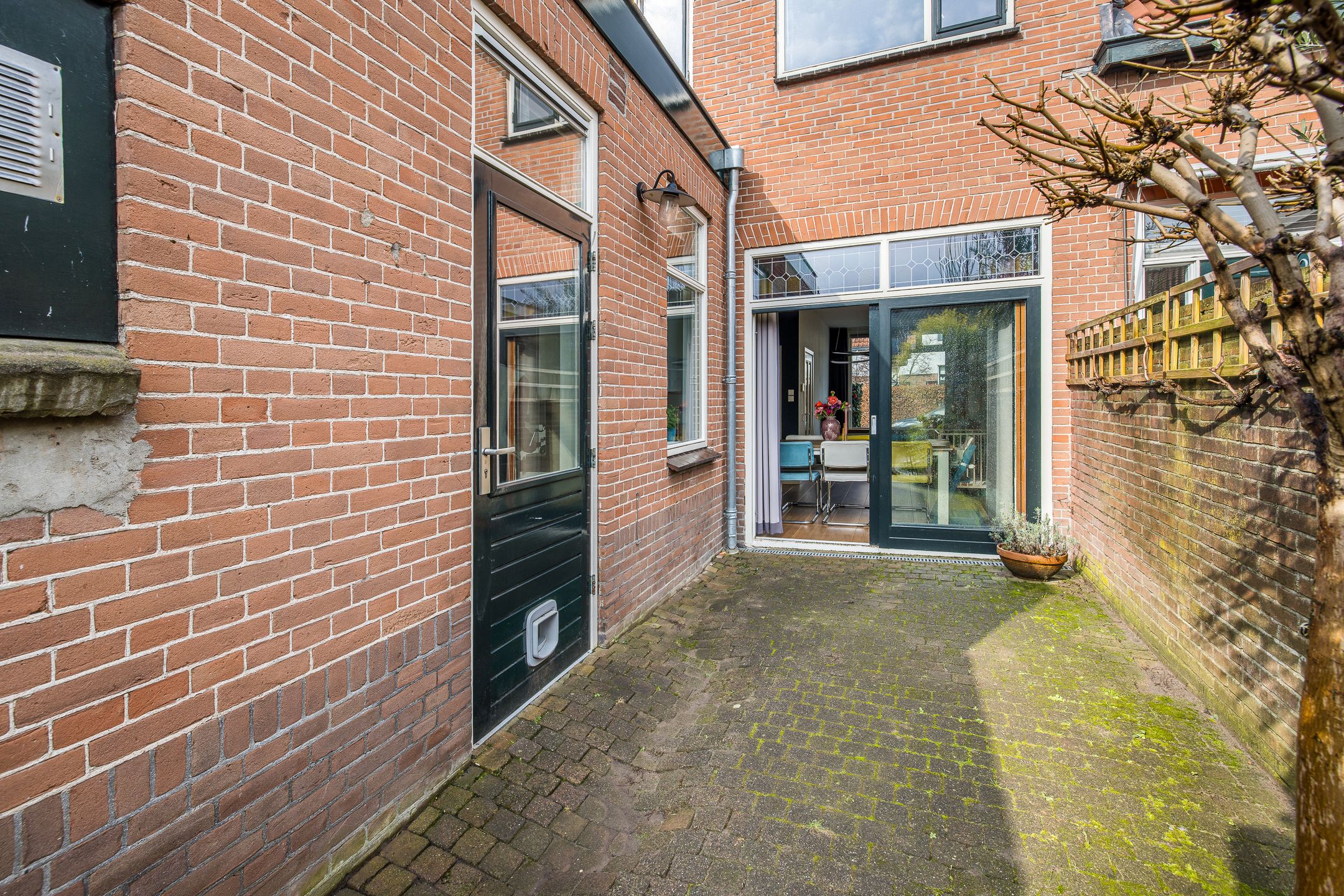 Charming Family Home in Elinkwijk with Garden Office — 47