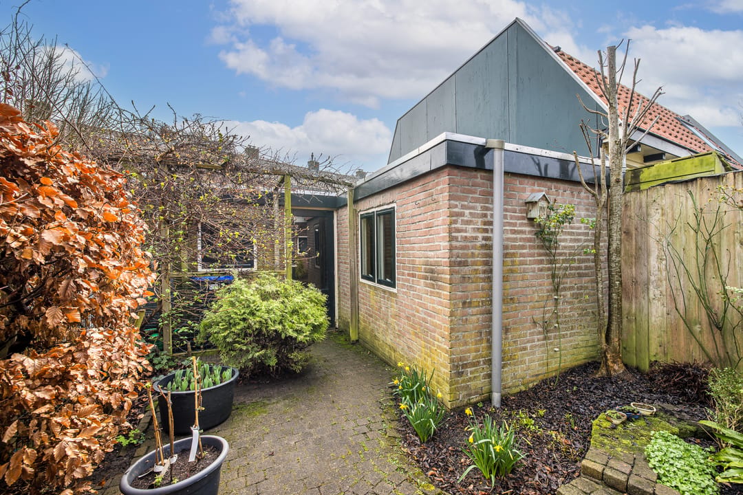 Charming Family Home in Elinkwijk with Garden Office — 53