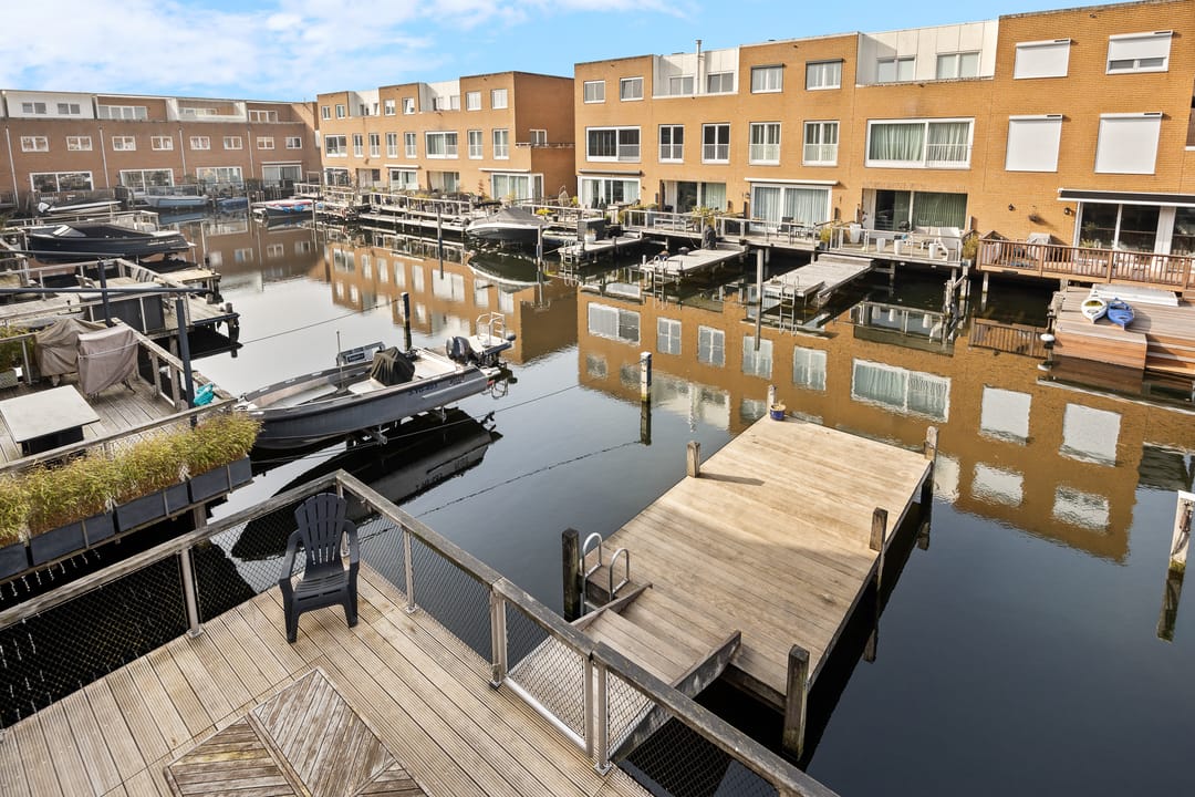 Modern Waterfront Home with Private Boat Berth in Almere — 30