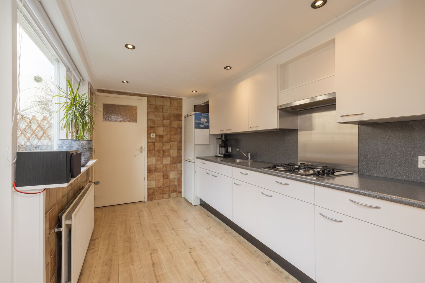 Foto 4 van van der Veldstraat 1