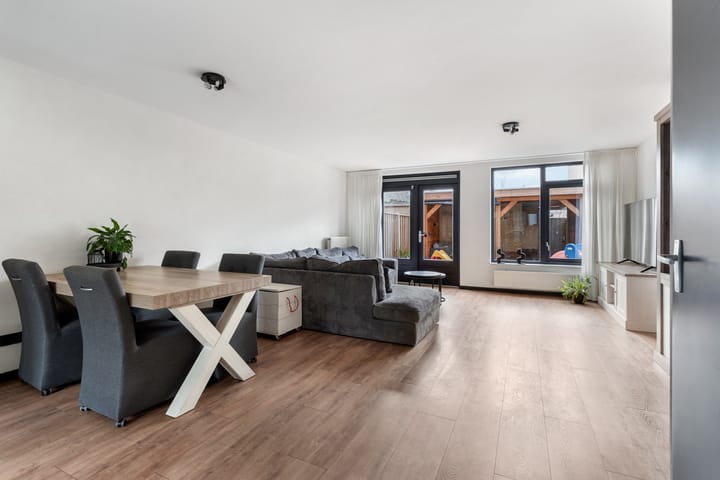 Photo 2 of Bataviastraat 36