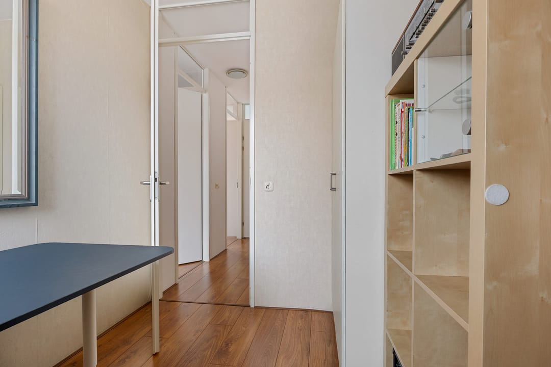 Modern semi-detached house located on the water with private driveway and indoor garage — 17