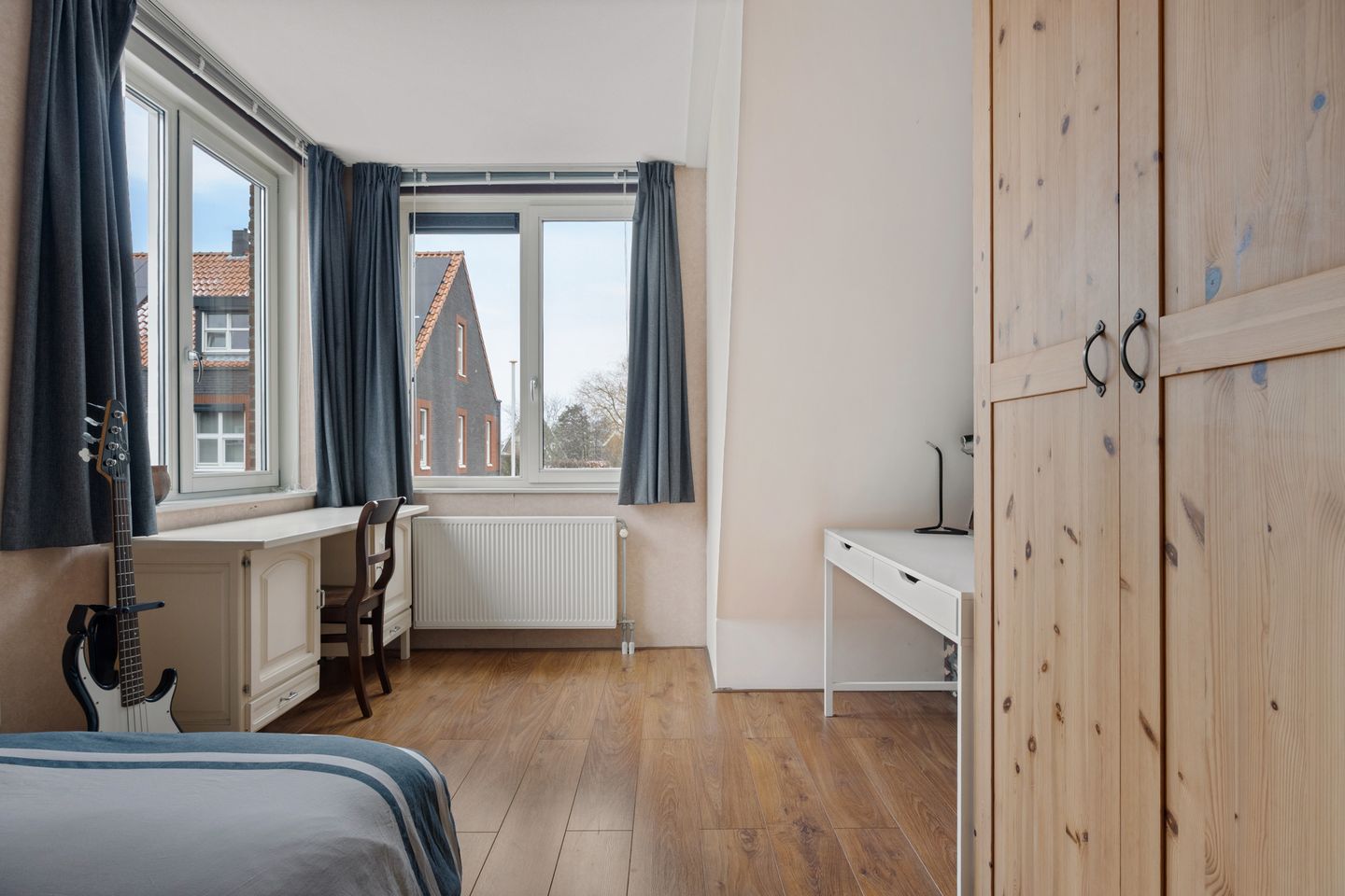 Modern semi-detached house located on the water with private driveway and indoor garage — 19
