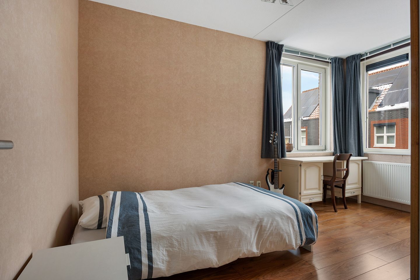 Modern semi-detached house located on the water with private driveway and indoor garage — 20