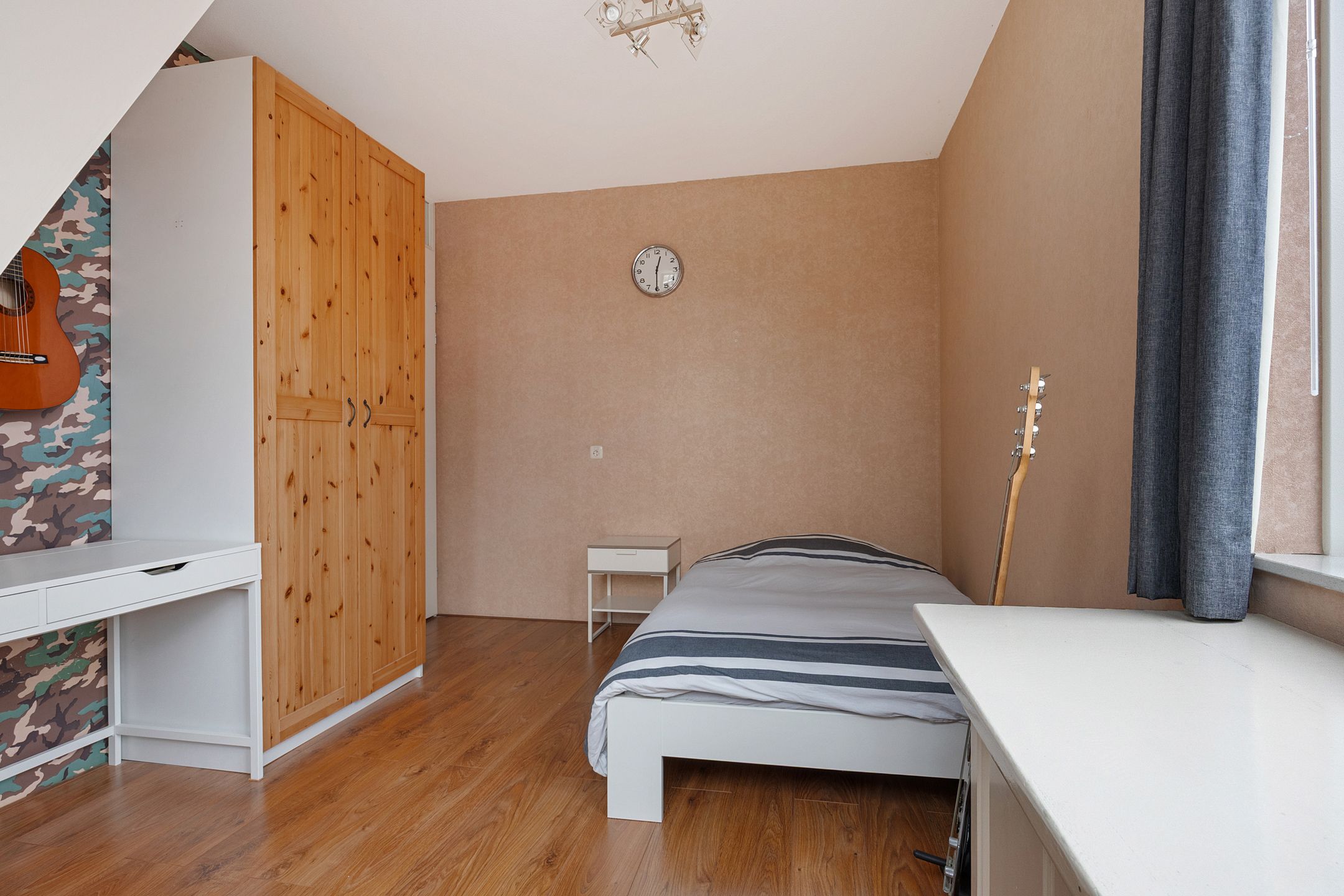 Modern semi-detached house located on the water with private driveway and indoor garage — 21