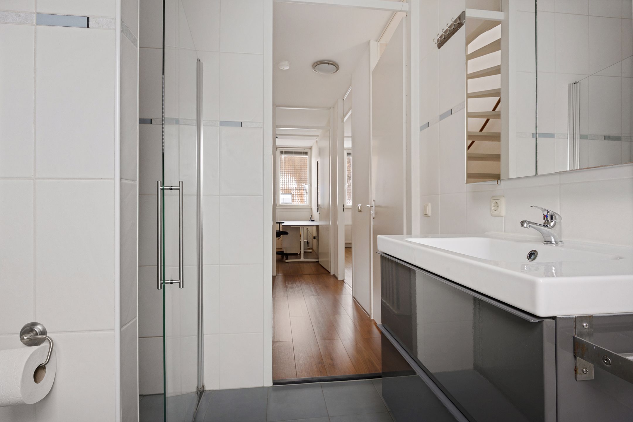 Modern semi-detached house located on the water with private driveway and indoor garage — 23