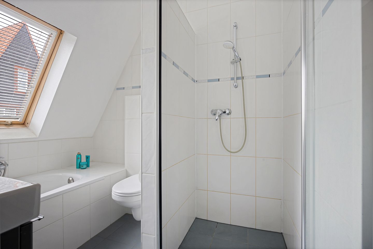 Modern semi-detached house located on the water with private driveway and indoor garage — 24