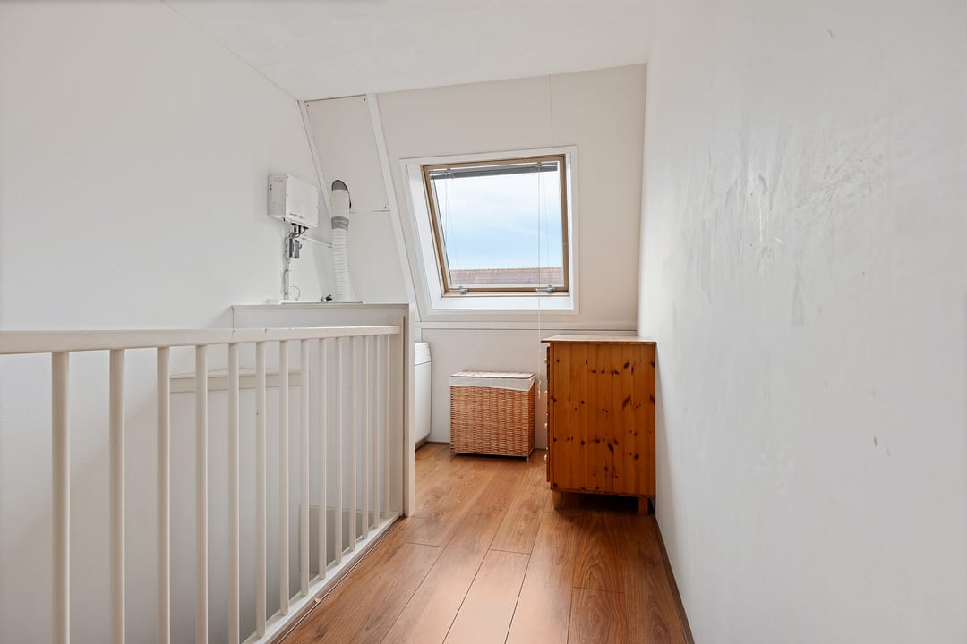 Modern semi-detached house located on the water with private driveway and indoor garage — 25