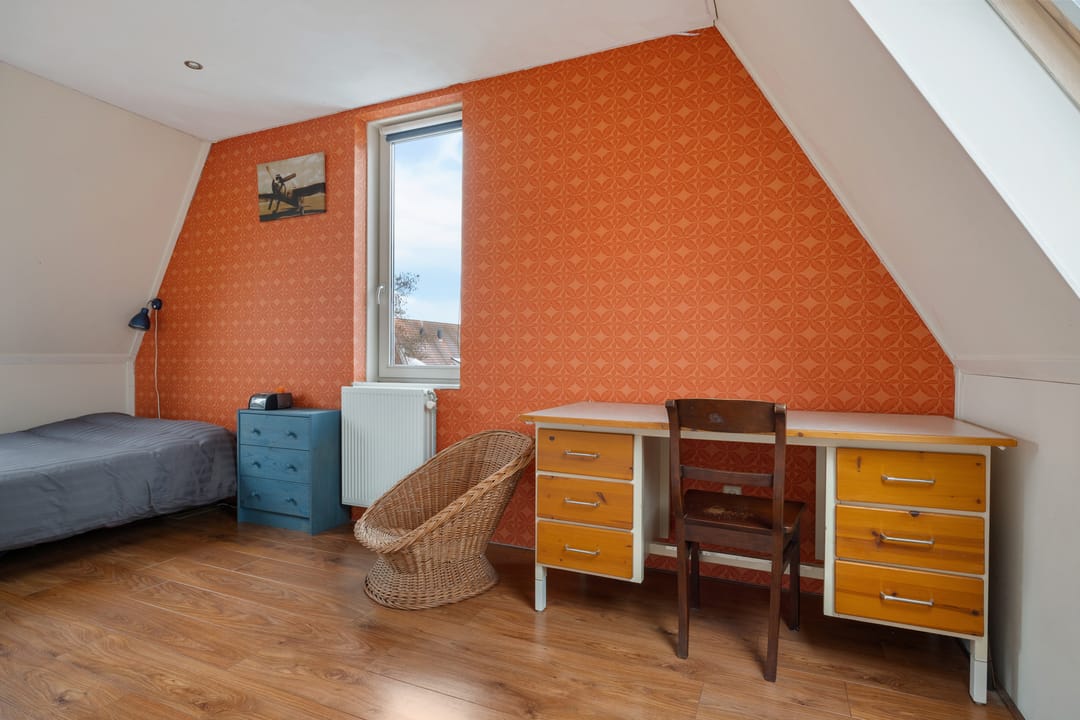 Modern semi-detached house located on the water with private driveway and indoor garage — 27