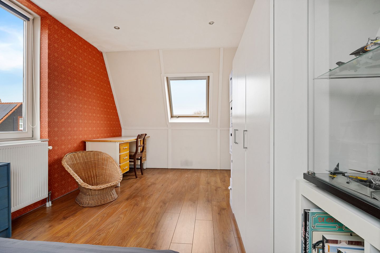 Modern semi-detached house located on the water with private driveway and indoor garage — 28