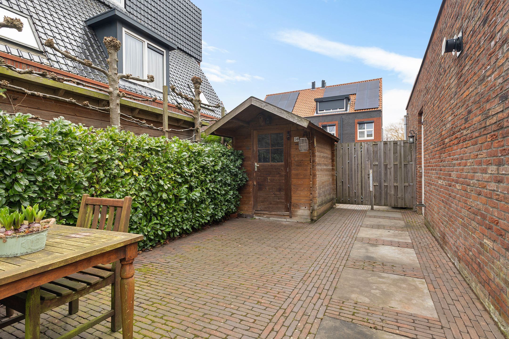 Modern semi-detached house located on the water with private driveway and indoor garage — 29