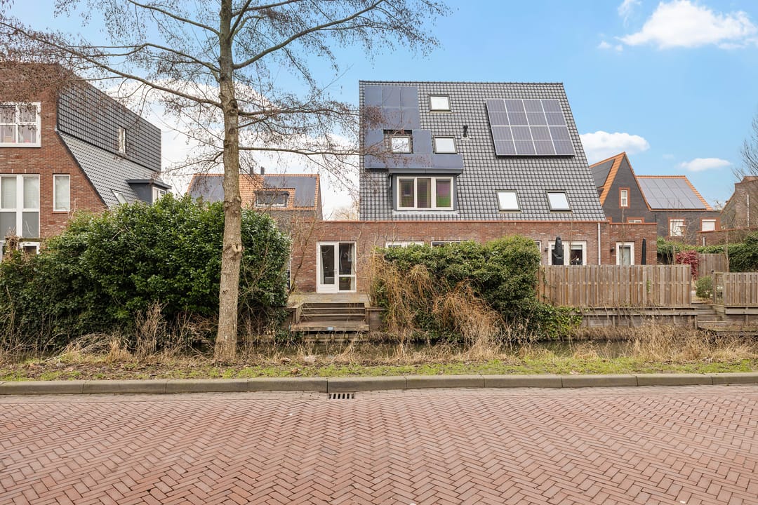 Modern semi-detached house located on the water with private driveway and indoor garage — 30