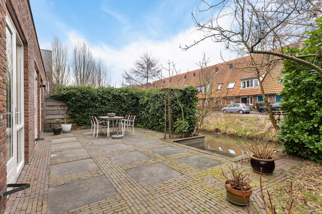 Modern semi-detached house located on the water with private driveway and indoor garage — 31