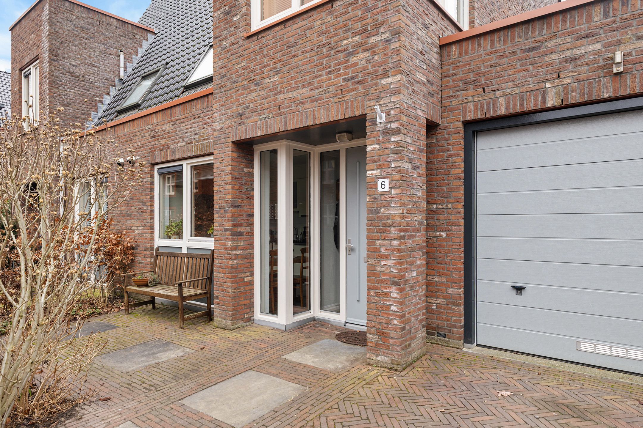 Modern semi-detached house located on the water with private driveway and indoor garage — 32