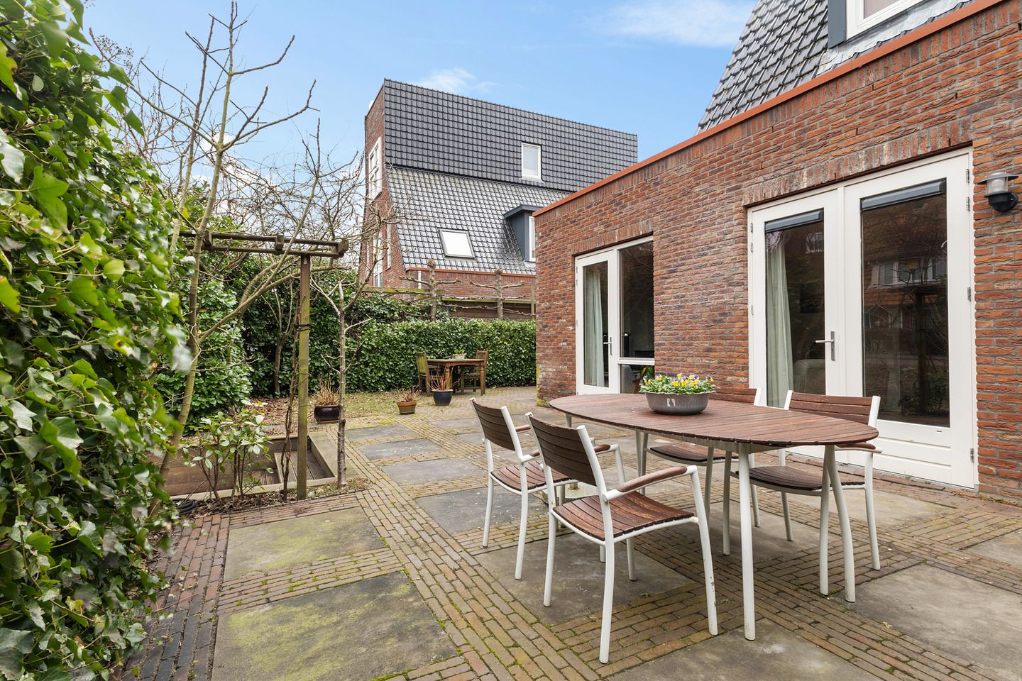 Modern semi-detached house located on the water with private driveway and indoor garage — 33