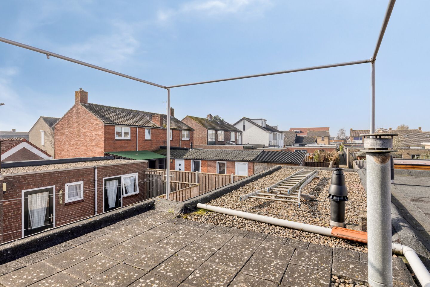 Affordable terraced house with 3 bedrooms and potential in Sint Philipsland — 32