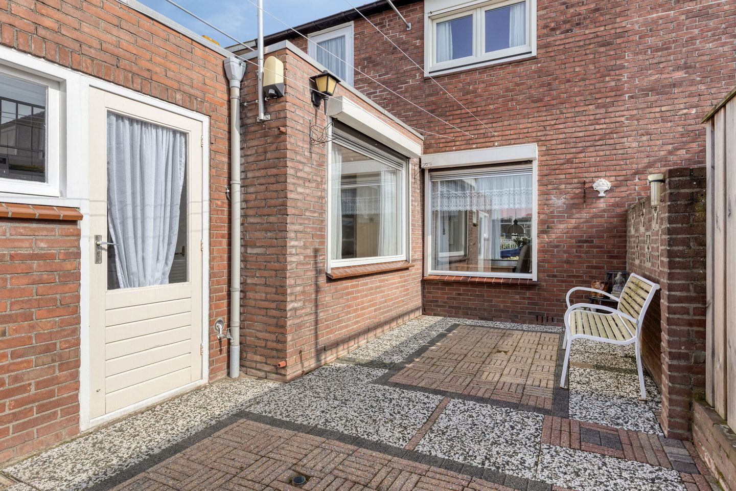 Affordable terraced house with 3 bedrooms and potential in Sint Philipsland — 37