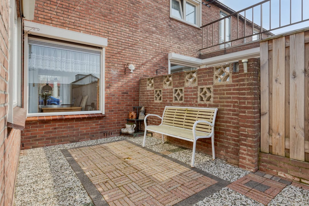 Affordable terraced house with 3 bedrooms and potential in Sint Philipsland — 38